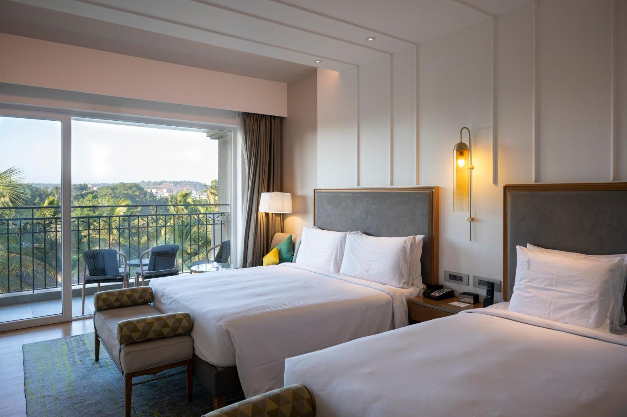 Holiday Inn Goa Кандолим Экстерьер фото